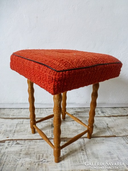 Retro,vintage,mid-century vörös kárpitozású lábakon álló puff,ülőke,kiváló állapotban