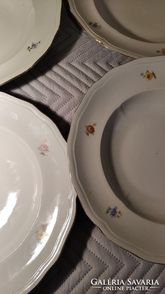 Zsolnay barokk ritkább  virágos tányér 4 darab. Mely