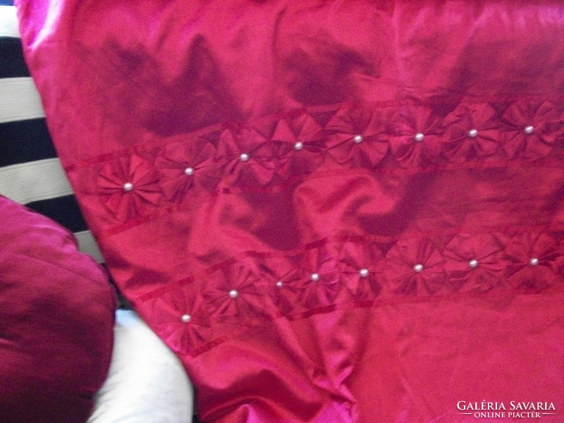 Ciklámen / burgundivörös selyem ágynemű gyöngyökkel