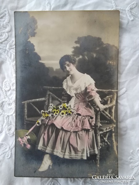 Antik kézzel színezett romantikus fotólap/képeslap hölgy rózsaszín ruhában