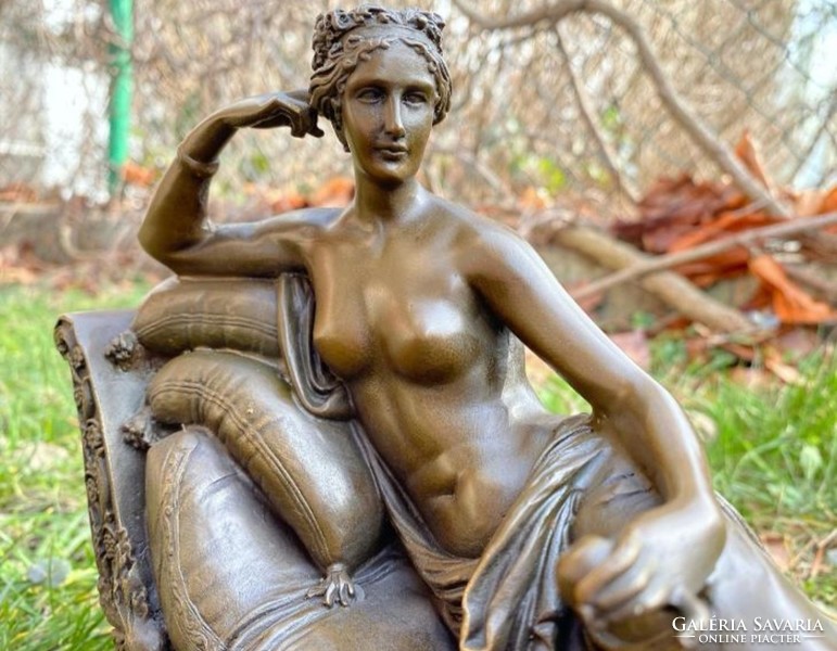 Szofán fekvő női akt - bronz szobor műtárgy