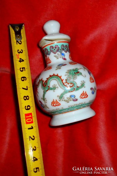 Kínai kalcedon üveg sárkány motívummal illatszeres flakon csavaros tetővel