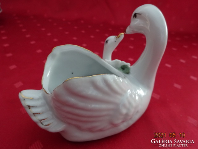 Pair of German porcelain swans, centerpiece. He has!