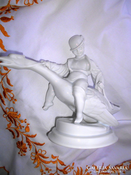 Herend ludas matyi. 24.5 Cm x 19 cm lux elek designed by white porcelain figurine