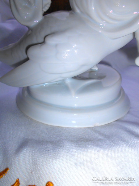 Herendi  Ludas Matyi. 24,5 cm X 19 cm  Lux Elek tervezte  fehér porcelán  figura