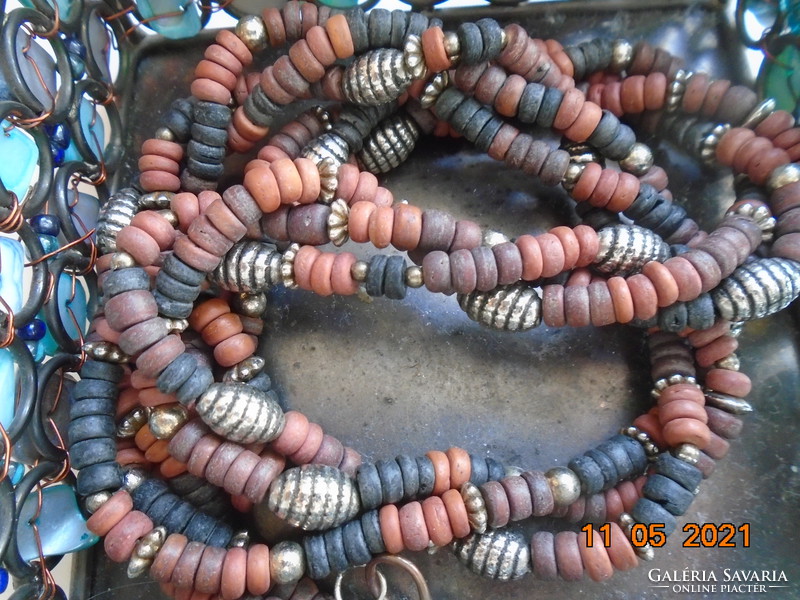 Törzsi három soros csavart nyakék apróbb több színű szantálfa és nagyobb ezüst színű fém gyöngyből