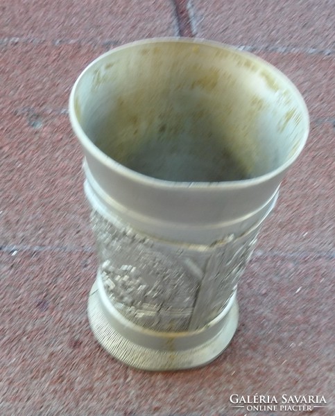 Antik zin dombormintás jelenetes pohár - jelzett