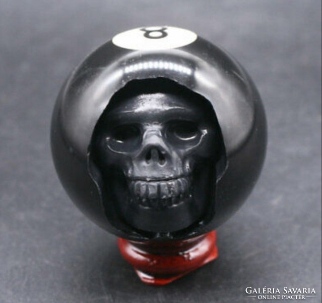 A skull carved from a billiard ball! A real specialty!