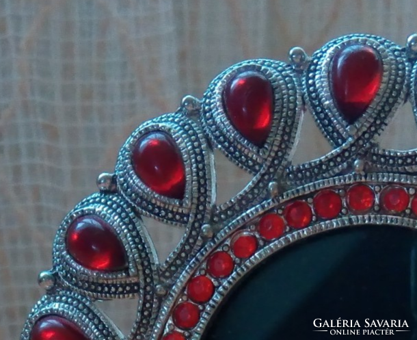 Kerek,ezüst színű,fém ,asztali  képkeret piros csepp alakú  gyöngyökkel kirakva , 10 cm átmérőjű