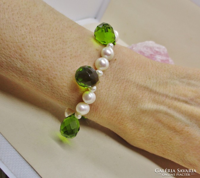 Beautiful bracelet with real pearls and peridot green polished stones