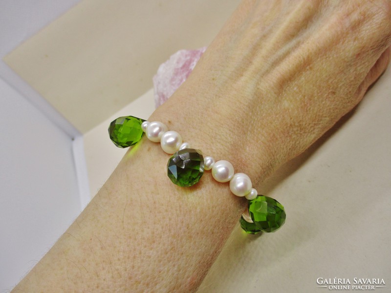 Beautiful bracelet with real pearls and peridot green polished stones