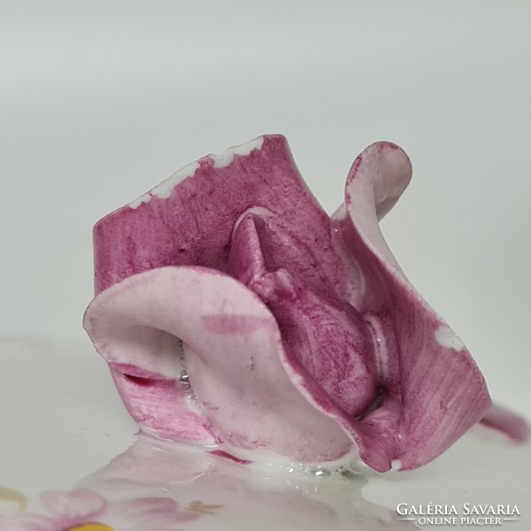 Aquincumi rózsaszín virágmintás porcelán bonbonier (1732)