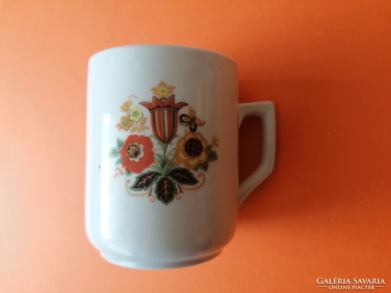Magyaros mintás Zsolnay váza, csésze és kulacs parasztház dekorációnak.