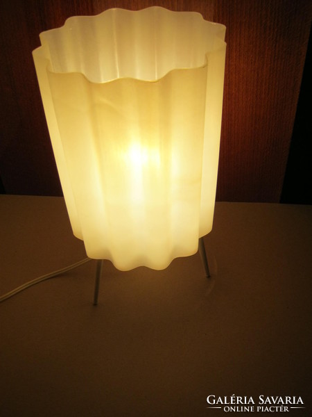 Retro háromlábú asztali lámpa