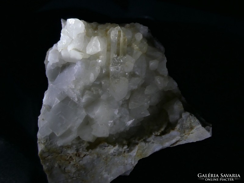 Természetes Hegyikristály, jellegzetes tiszta Kvarc ásvány a Carrara márvány kőzetben. 593 gramm