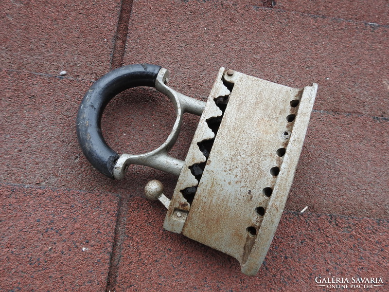 Antik mini szenes vasaló  köríves fogóval - ritka darab