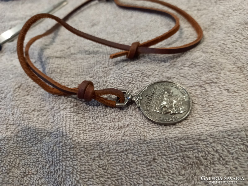 Fefi necklace with royal skull pendant on goatskin