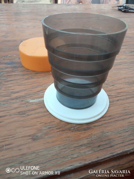 Összecsukható pohár az 1960-as évekből