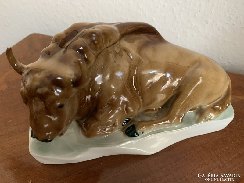 Zsolnay porcelán fekvő bölény