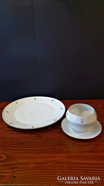 Old porcelain, sauce, sauce, serving, offering, bowl or plate and sauce dish.