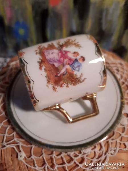 Porcelán kávés mokkás csésze-aljával, aranyozott szegéllyel, matricás díszítéssel
