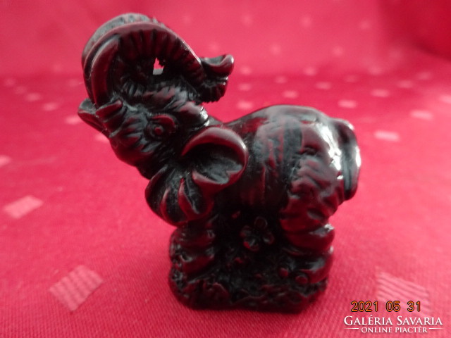 Mini lucky elephant. Its length and height are also 4.7 cm. He has!