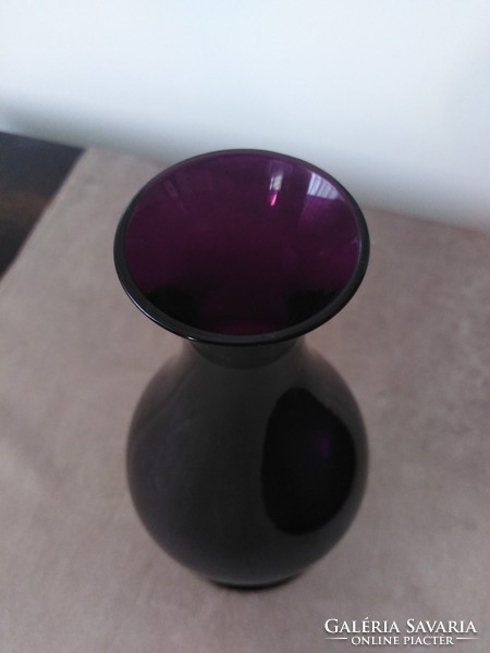 Padlizsán színű, art déco jellegű kehely váza
