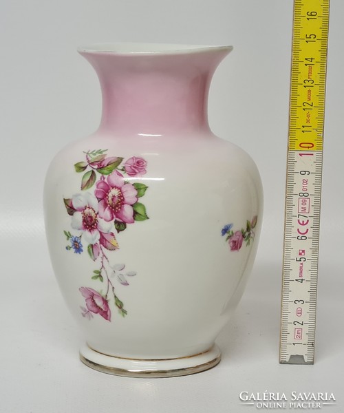 Hollóházi nagy virágmintás porcelán váza (1765)