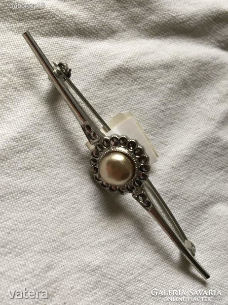 Pearl inlaid brooch