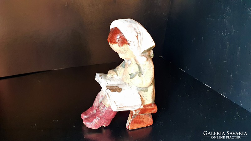 Antik, ülve olvasó lány, porcelán figura.