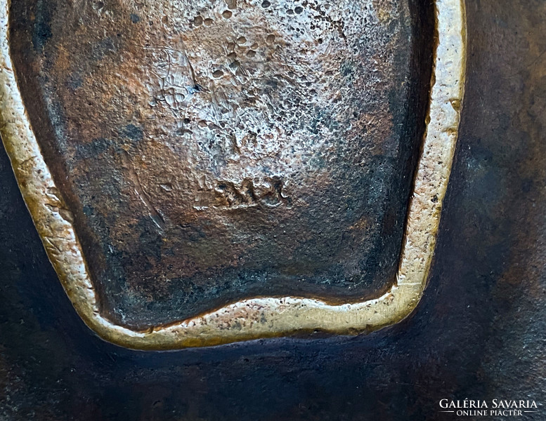 Horseshoe-shaped bronze bowl with jockey horse.