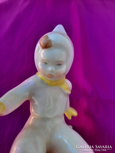 Aquincumi porcelán szánkózó kislány