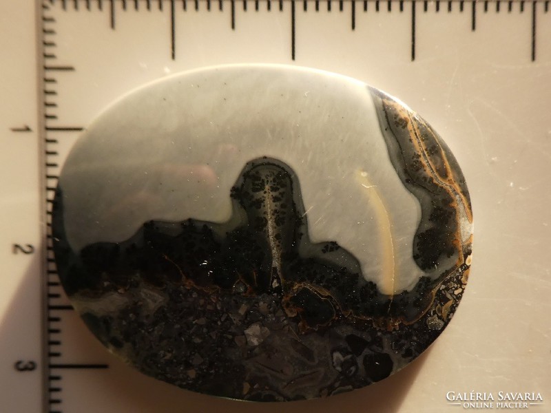 Natural agate-jasper mineral, cabochon-cut. As a pendant or ornament. 10 grams.