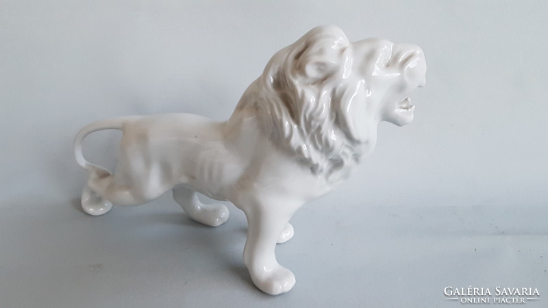 Porcelán szobor: oroszlán