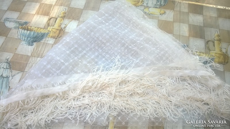 Also for the occasion - snow-white shawl, stole, scarf with fringe decoration
