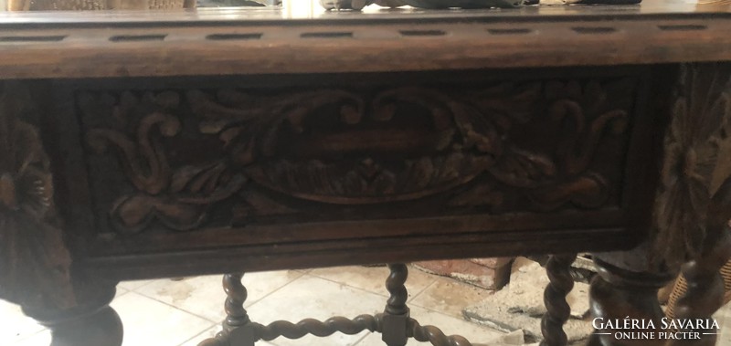 Large Renaissance or Neo-Renaissance style twisted column carved living room smoking table