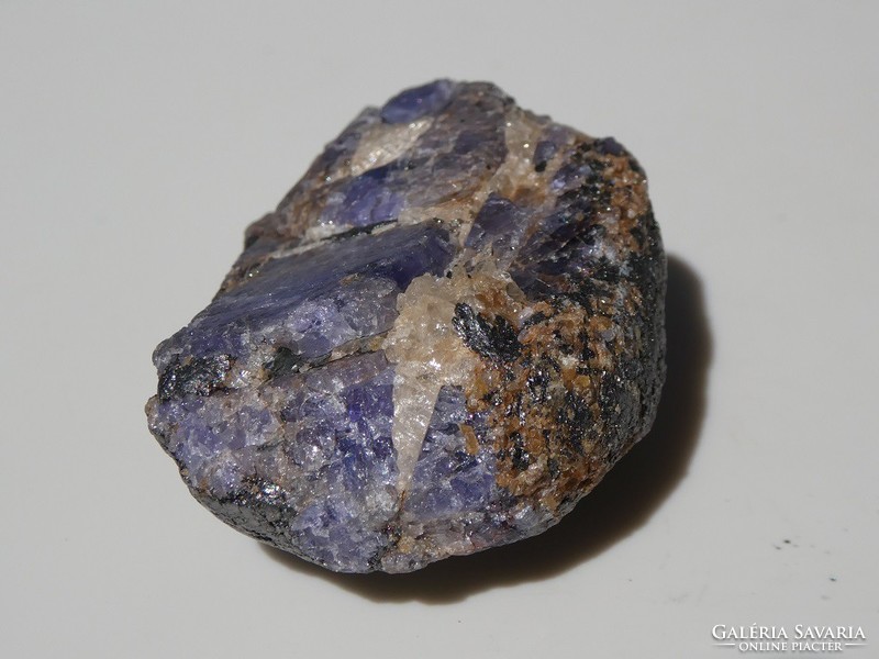 Natural tanzanite crystals in the graphite parent rock with quartz grains. Collector's item. 39 grams