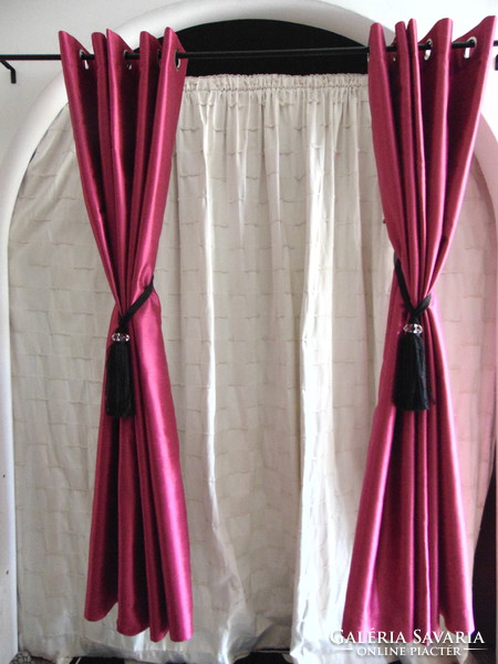 Pair of curtains lined with cyclamen