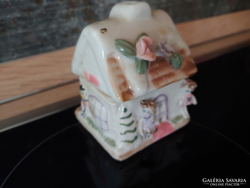 Ritka porcelán levehető tetejű házikó gyertyatartó