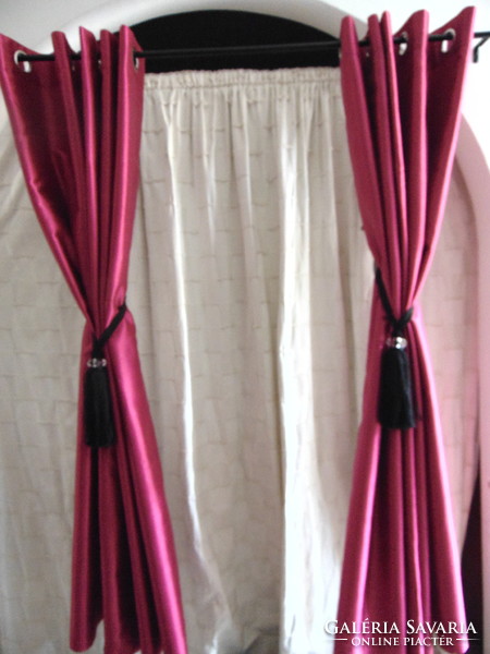 Pair of curtains lined with cyclamen