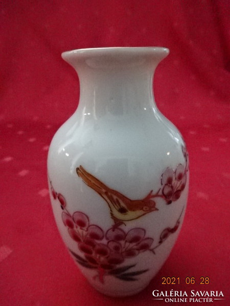 Chinese porcelain vase with a small bird on the side, height 10 cm. He has!