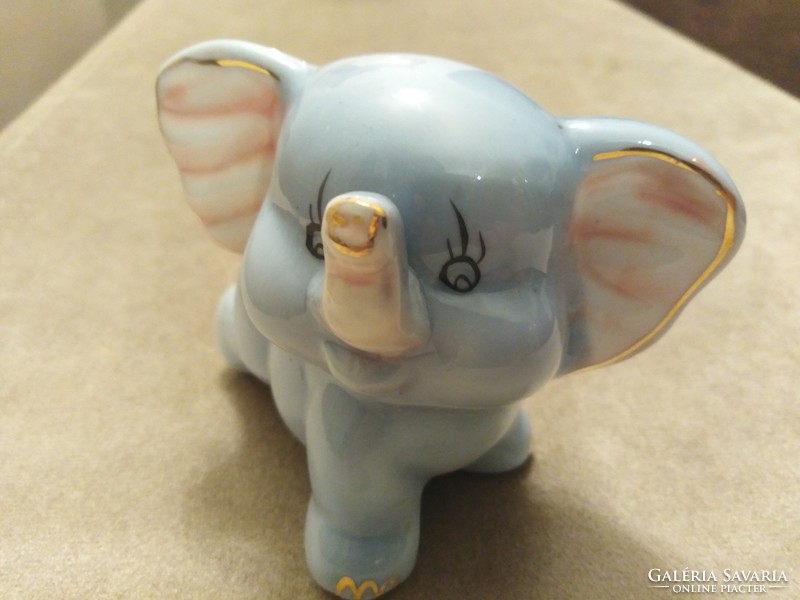Púderkék szín, porcelán elefánt