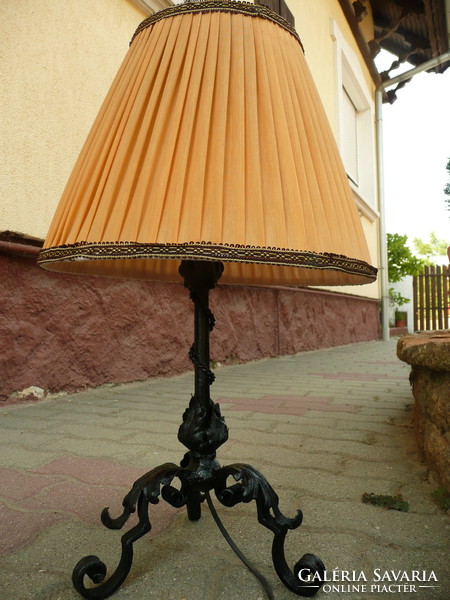 Antik, díszes 62 cm magas működő kovácsoltvas asztali lámpa