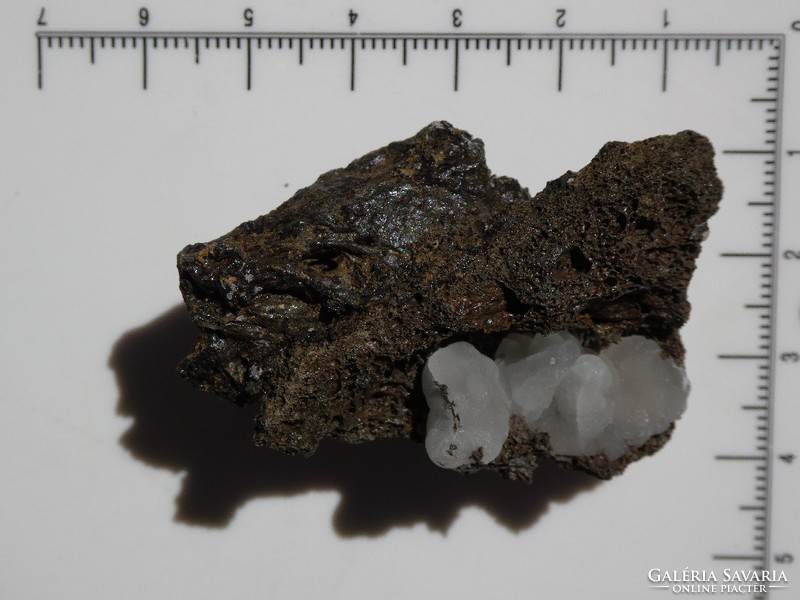 Természetes Kalcit kristályok a lávakő anyakőzeten. Fluoreszkáló és foszforeszkáló ásvány. 16 gramm