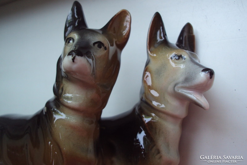 NÉMETJUHÁSZ kutyapár.---Kézzel festett, figurális porcelán vitrin dísz.(német jelzéssel)