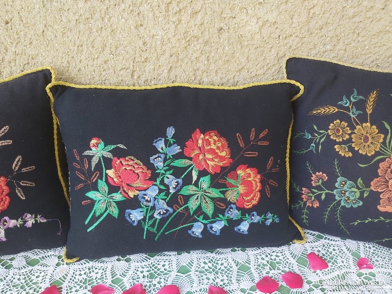 Embroidered with silk? Folk floral pillow pillow nostalgia piece collector village peasant decoration