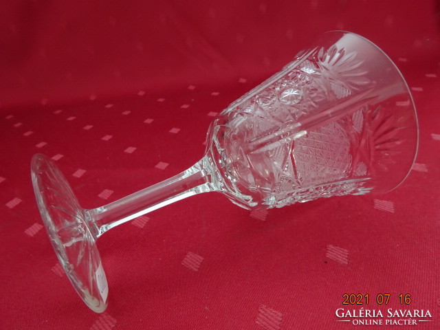 Kristályüveg, talpas boros pohár, magassága 13,5 cm, átmérője 8 cm. Vanneki!