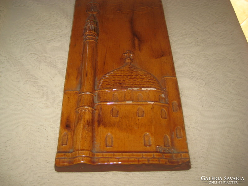 PÉCS     terrakotta falikép  ,  minaret a dzsámival  17 x 33  cm / karcagi készítésű /