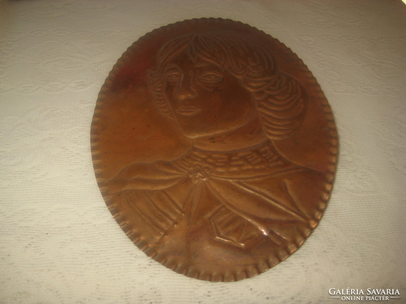 Retró , ötvös munka , falikép vörösréz alapra . Fiatal hölgy domborított képmása 16,5 x 21 mm