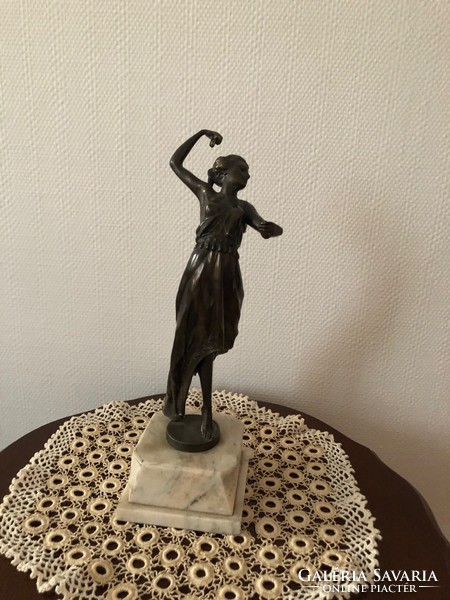 ANTIK  bronz Táncos lány talapzaton